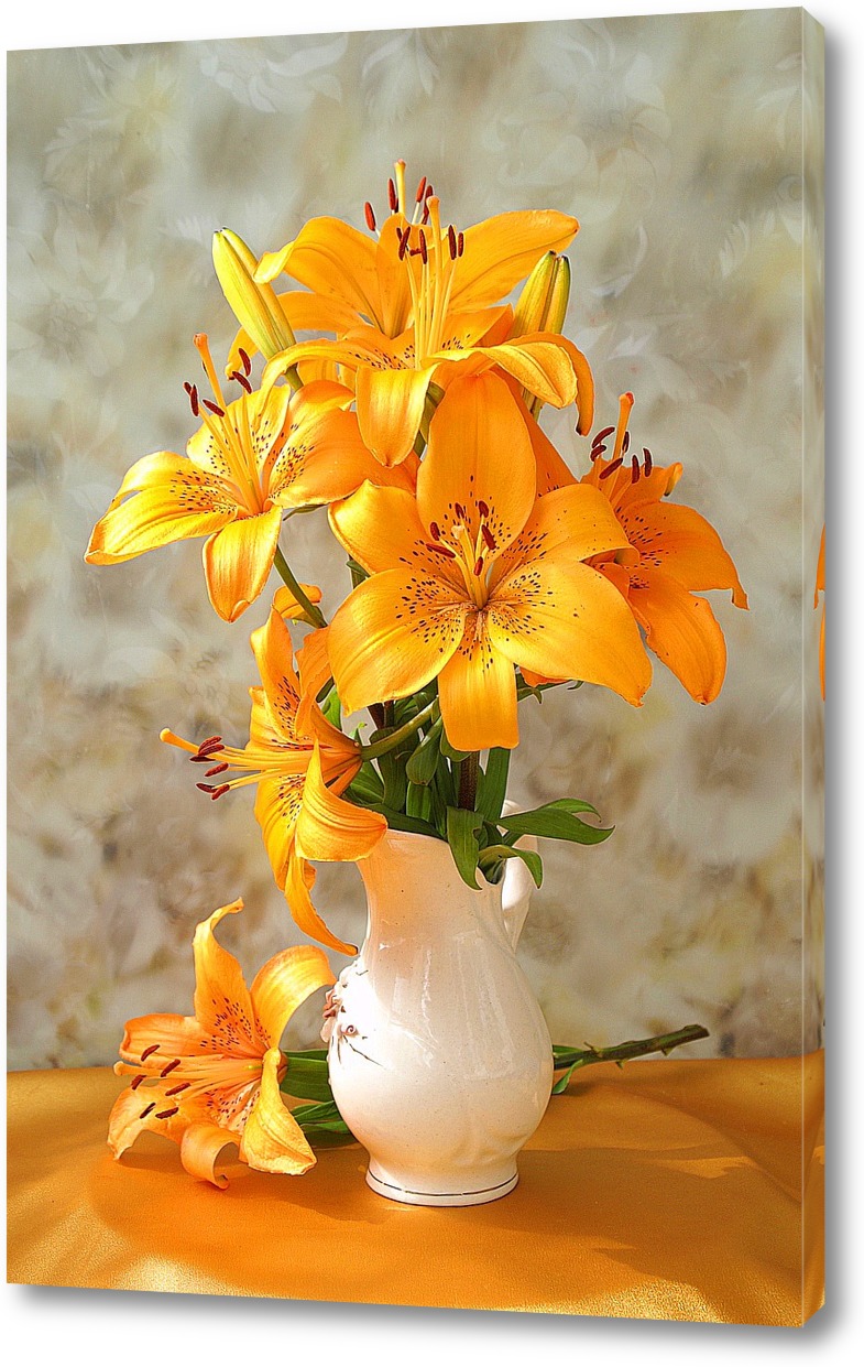 Желто оранжевые лилии. Оранжевые лилии в вазе. Лилии желтые и оранжевые. Лилия в вазе. Цветы лилии в вазе.
