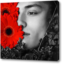    Молодой красивый мужчина и красные цветы