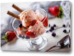    Десерт: мороженое с вафлей и ягодами