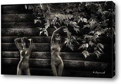    Две девушки на фоне бревенчатой стены в листве