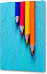    цветные карандаши на голубом деревянном фоне