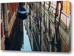   Картина Лодка и отражение домов в воде канала в Венеции