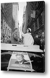    Сенатор Джон Кеннеди и Жаклин Кеннеди на параде серпантинов.