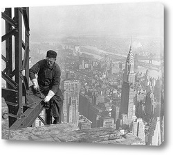   Картина Рабочий помогает поднять Эмпайр Стейт Билдинг 25 этажей, 1931