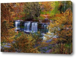    живописный водопад осенью