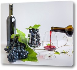  Свежий виноград, бокал и бутылки