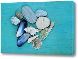   Картина ракушки и камни на голубой деревянной поверхности