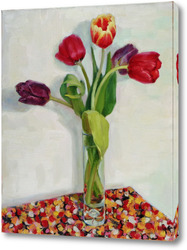    Тюльпаны в стеклянной вазе