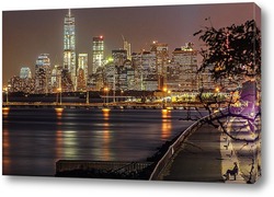   Картина посиделки на набережной с видом на Манхеттен
