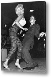    Американский моряк танцует твист с Джэйн Мансфельд,1961г.