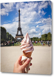   Картина Клубничное мороженое в рожке с видом на Эйфелеву башню, Париж, Франция