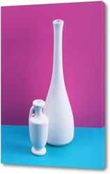    Натюрморт с белыми вазами на цветном фоне