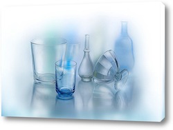   Картина Стеклянные предметы на светло-голубом фоне