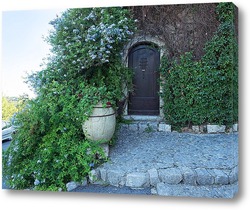    Дверь с вазой во дворике в Сен-Поль-де-Венс