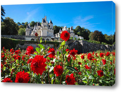   Картина Замок Юссе, долина Луары, Франция летним солнечным днем на фоне цветущих красных георгинов