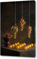    Натюрморт с виноградом и оранжевыми шариками
