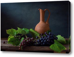  Бокал вина и виноград на темном фоне
