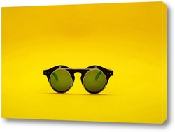   Картина Солнцезащитные очки с двойным стеклом на желтом фонеочки с двойным стеклом на желтом фоне