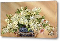    Белые розы в античной вазе
