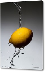    Лимон под струями воды