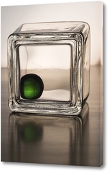    Зеленый шарик и стекло