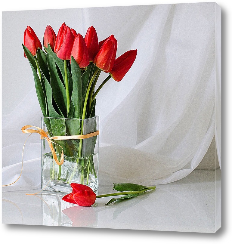 Нужно ли подрезать тюльпаны в вазе. Букет тюльпанов в вазе. Вазы для тюльпанов. Тюльпаны в стеклянной вазе. Красные тюльпаны.