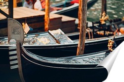  Гондольер на берегу канала в Венеции ждет клиента