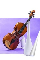   Постер Натюрморт со скрипкой и белыми вазами на фиолетовом фоне