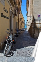   Постер улочка с мотоциклами
