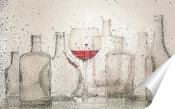  Бутылки с вином за мокрым стеклом.