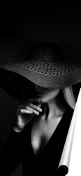   Постер Девушка в черной шляпе