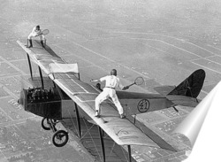  Партия в теннис на крыле самолёта.