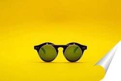   Постер Солнцезащитные очки с двойным стеклом на желтом фонеочки с двойным стеклом на желтом фоне