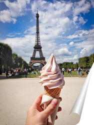   Постер Клубничное мороженое в рожке с видом на Эйфелеву башню, Париж, Франция