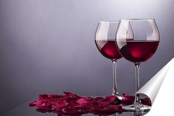   Постер Два бокала с вином и лепестки роз