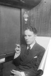   Постер Чарли Чаплин с сигаретой.