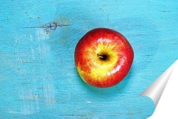  Постер яблоко на голубой деревянной поверхности