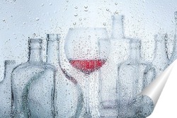   Постер Бутылки с вином за мокрым стеклом.