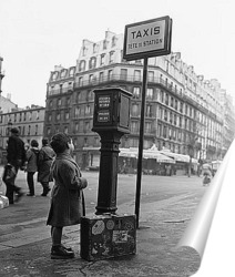   Постер Французский мальчишка на остановке такси.
