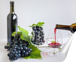 Бокал вина и виноград на темном фоне