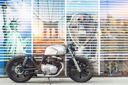    Мотоцикл на фоне Нью-Йорка