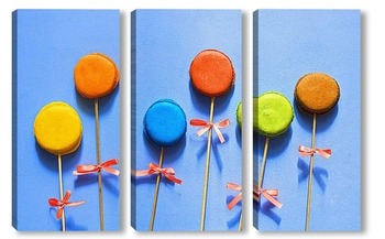 Модульная картина Разноцветные макаруны на палочке 