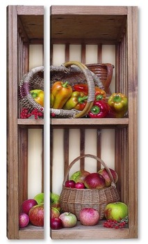 Модульная картина Деревянная  полка с перцами и яблоками