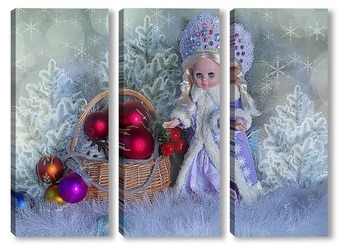 Модульная картина Новогоднее фото с куклой  Снегурочкой и елочными шарами