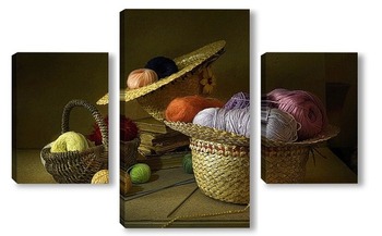 Модульная картина Натюрморт из разноцветной пряжи хранящейся в соломенных шляпках.