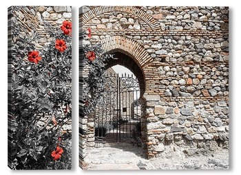 Модульная картина Красные цветы перед аркой в крепости Малаги